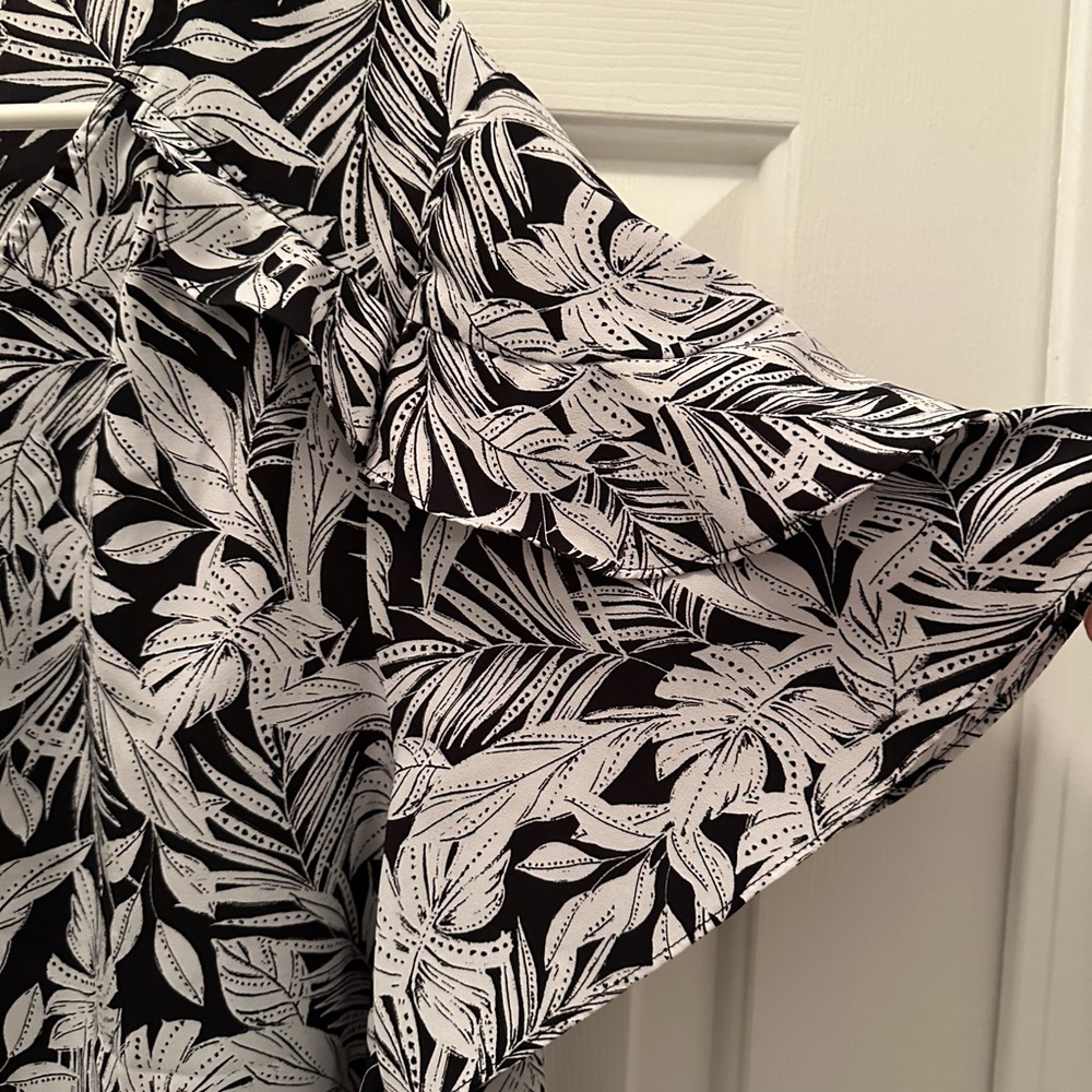 Lane Bryant Size 24 Black White Tropical Leaf Ruffle Flutter Sleeve VNeck Blouse - Picture 4 of 13